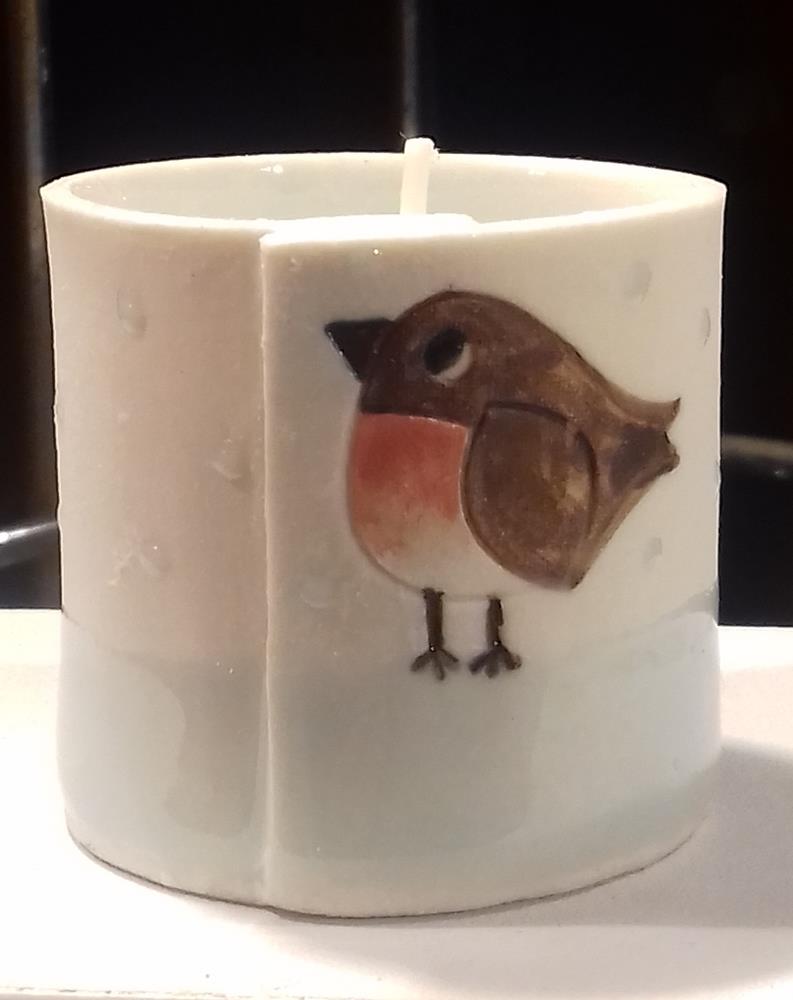 Robin on ice.
Festive fragranced candle.
Fits tea lights.