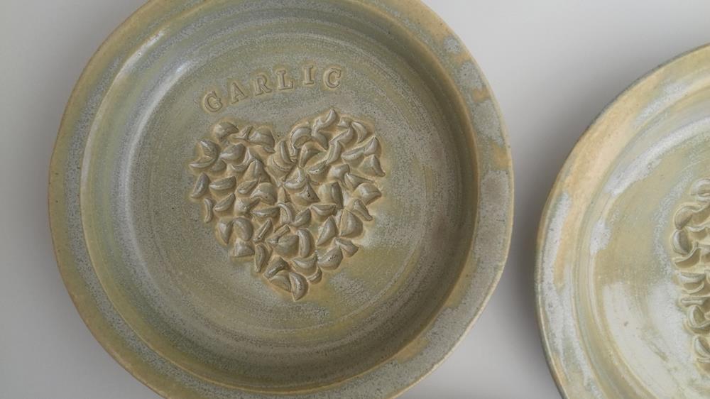 Love Garlic
Crushing / Mincing dish
Stoneware. On Etsy